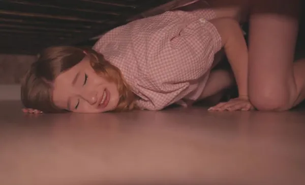 sex xuất tinh liên tục Lợi dụng nện chị kế khó tính đang kẹt dưới gầm giường